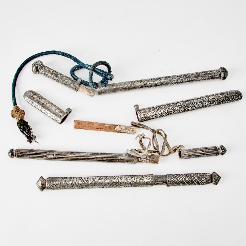 Four Indian Bidri Ware Silver and Brass-Inlaid Alloy Scroll Holders for the Sino-Tibetan Market - 图2