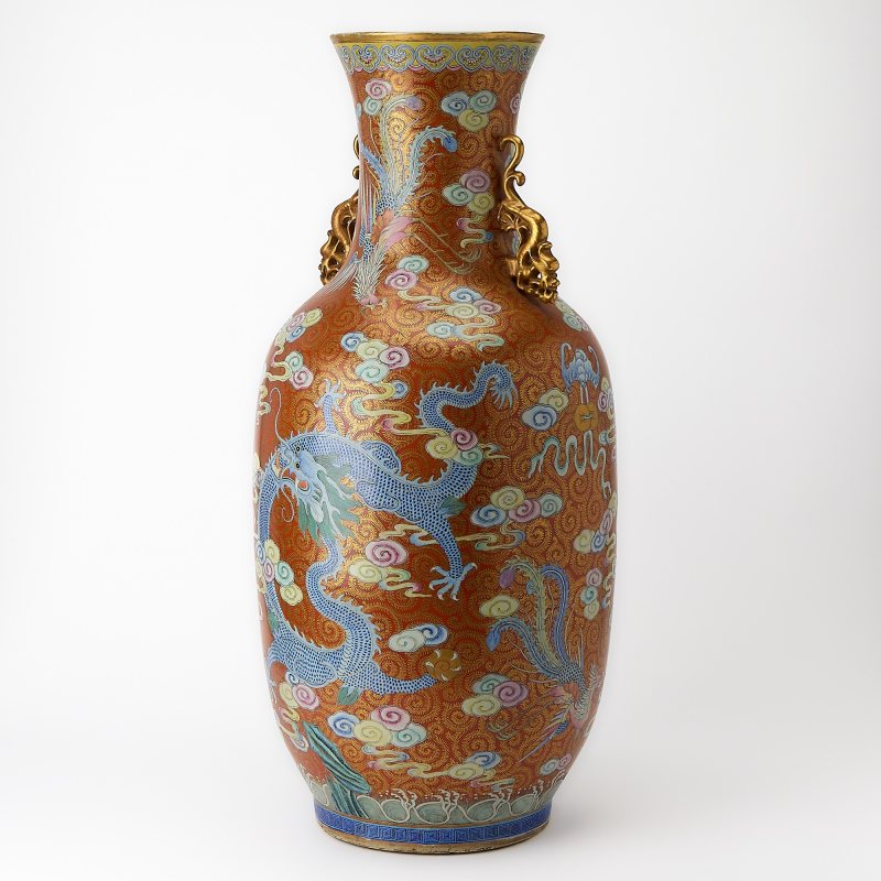 A Large and Finely-Decorated Chinese Famille Rose Porcelain Vase - 图2