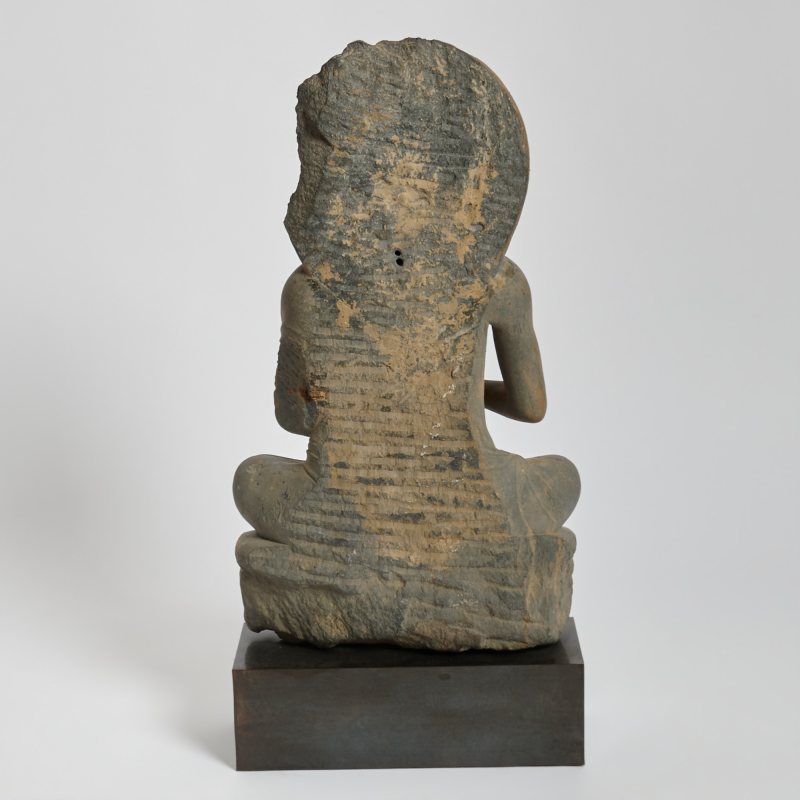 An Important Gandharan Carved Grey Schist Figure of Buddha - 图4