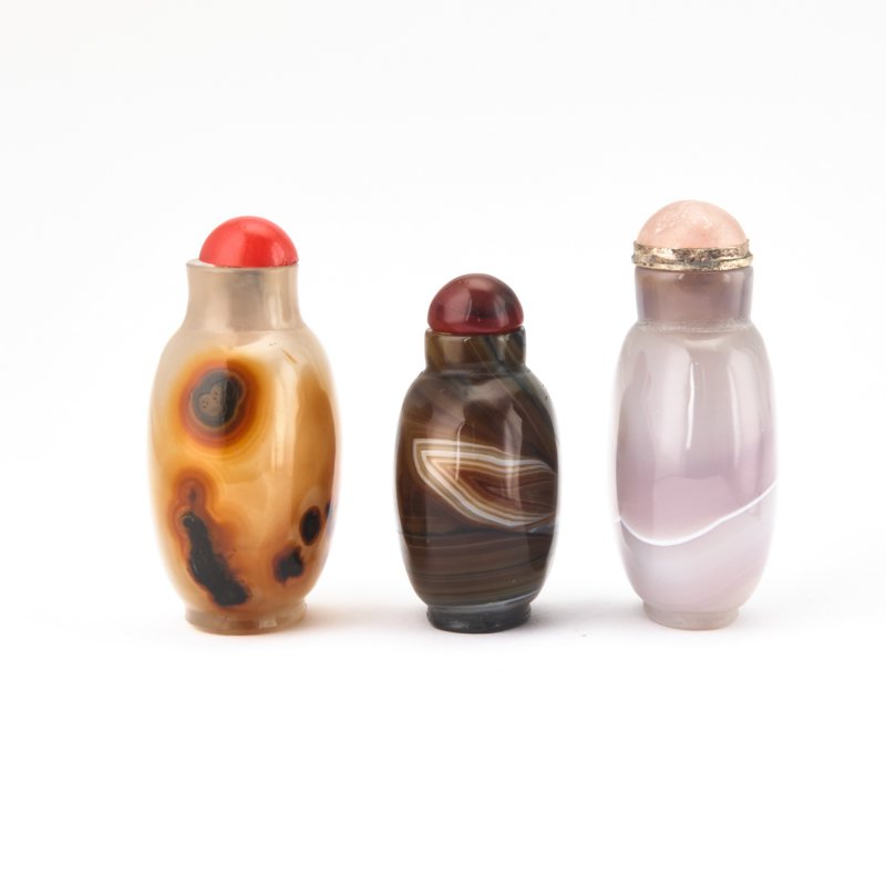 Three Chinese Carved Agate Snuff Bottles - 图2