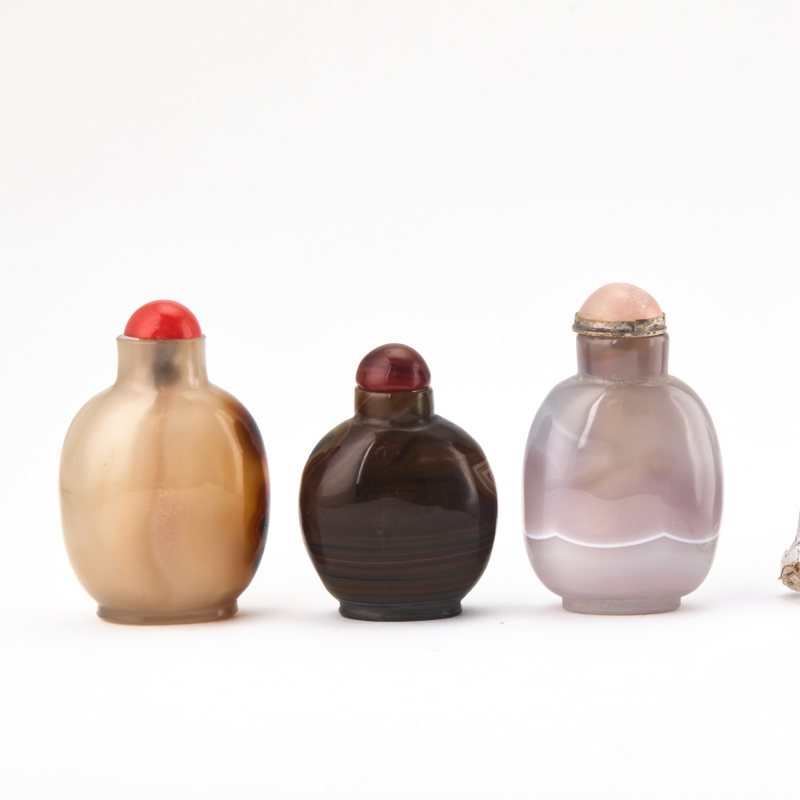 Three Chinese Carved Agate Snuff Bottles - 图3