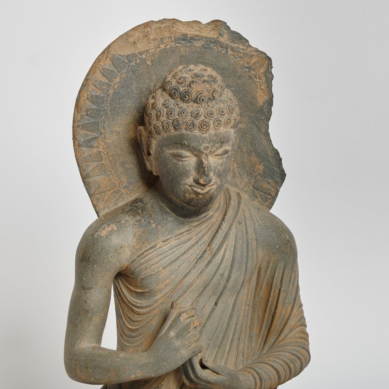 An Important Gandharan Carved Grey Schist Figure of Buddha - 图5