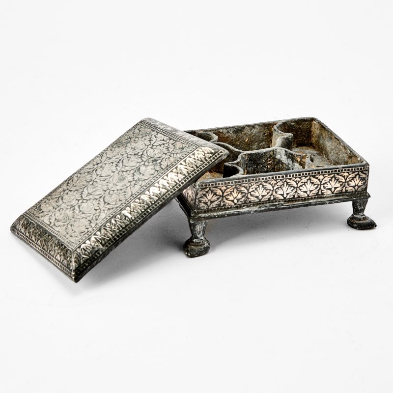 An Indian Silver-Inlaid Alloy Bidri Ware Tray and a Covered Footed Box - 图3