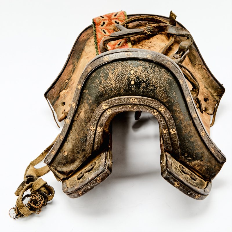 A Tibetan Wood, Inlaid Iron, and Shagreen Saddle - 图2