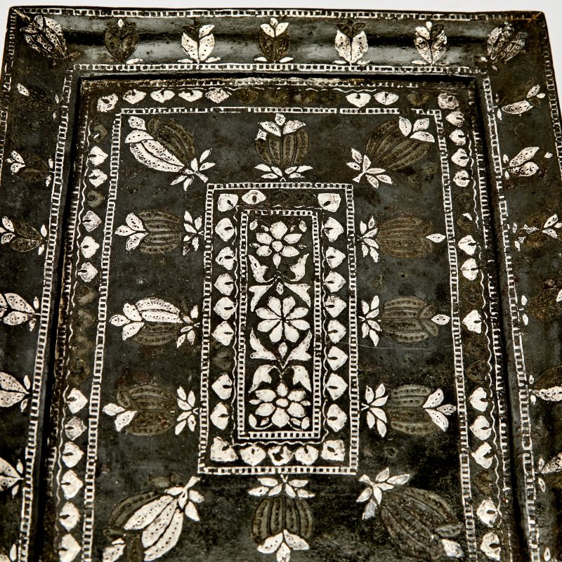 An Indian Silver-Inlaid Alloy Bidri Ware Tray and a Covered Footed Box - 图4