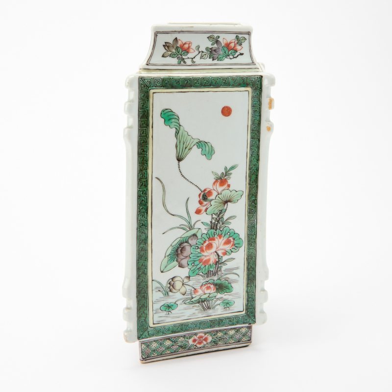 A Chinese Famille Verte Lozenge-Form Porcelain Vase - 图2