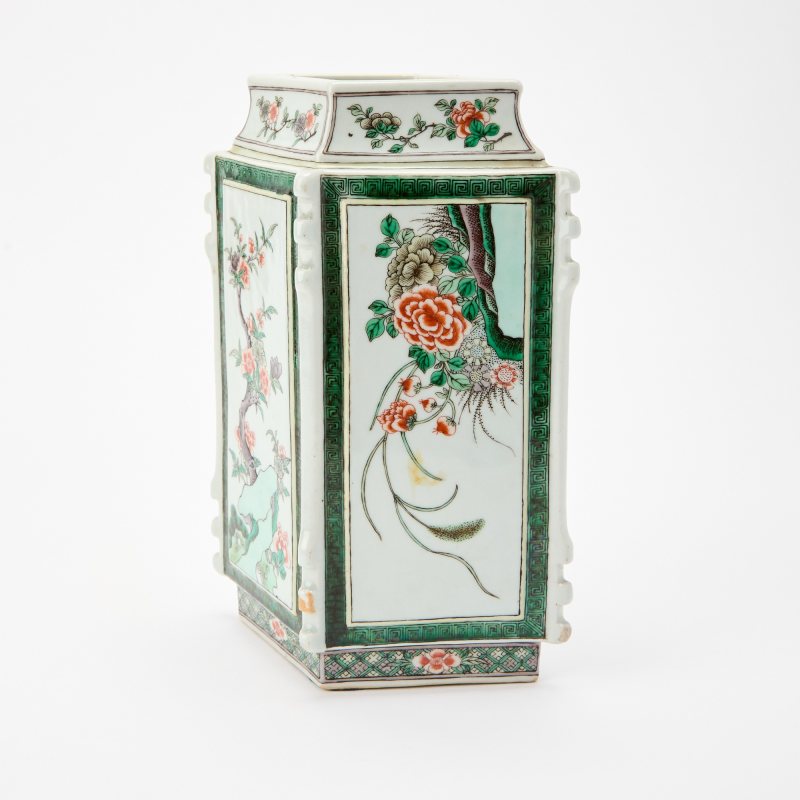 A Chinese Famille Verte Lozenge-Form Porcelain Vase - 图3