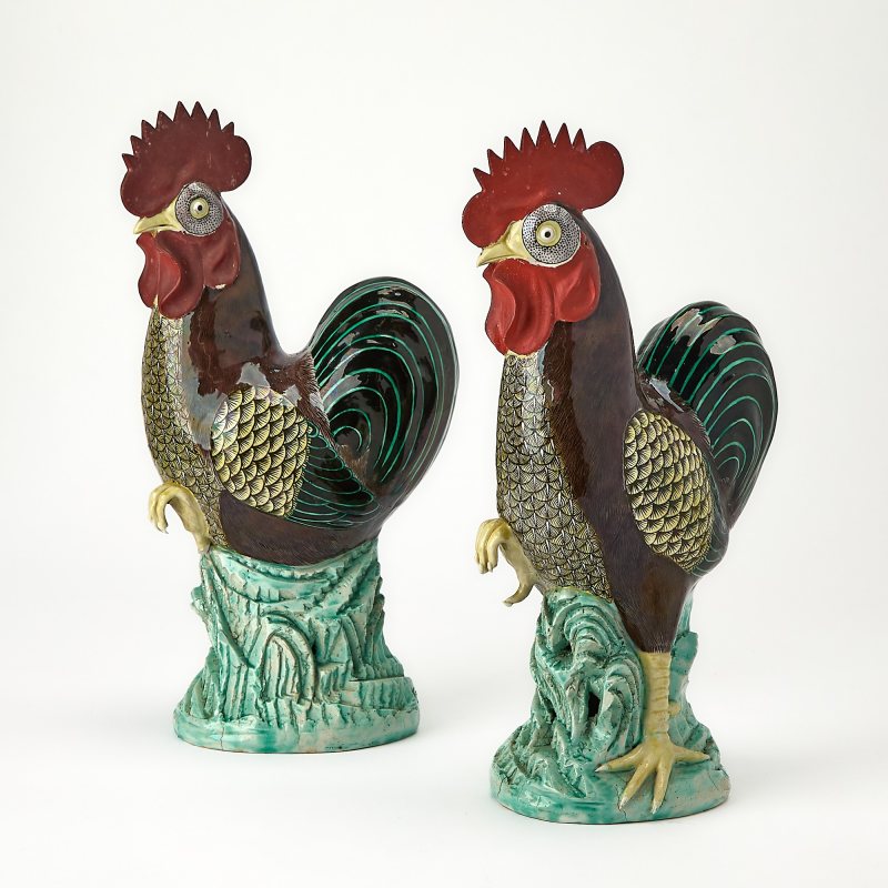 A Pair of Chinese Enameled Porcelain Roosters - 图2