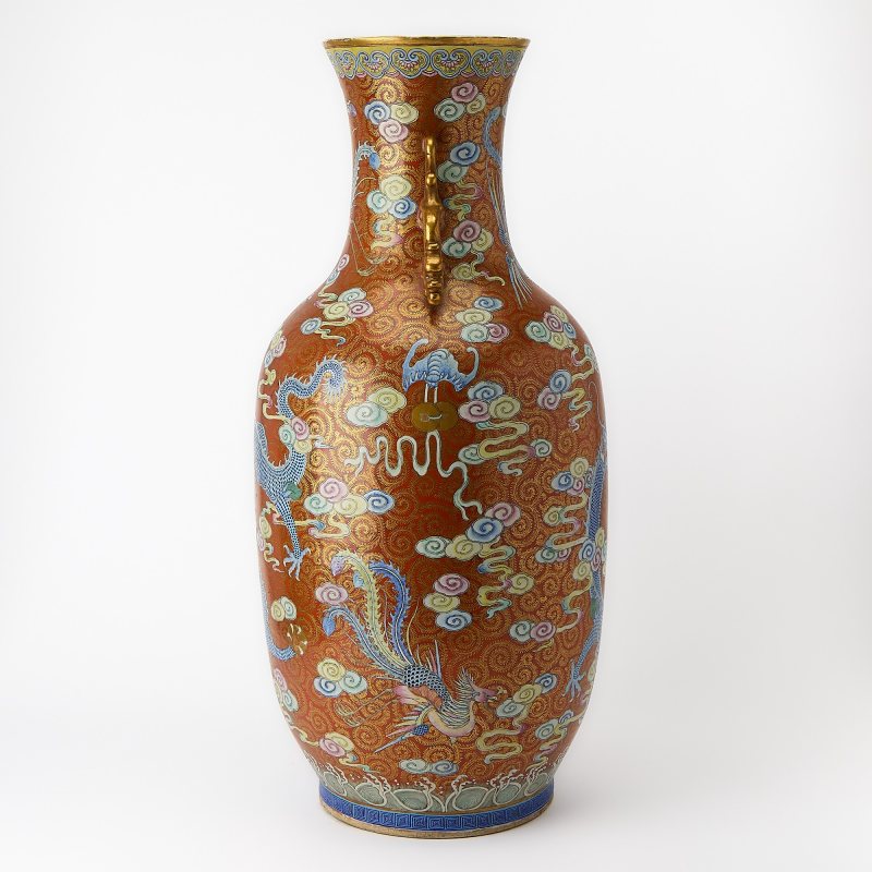 A Large and Finely-Decorated Chinese Famille Rose Porcelain Vase - 图3