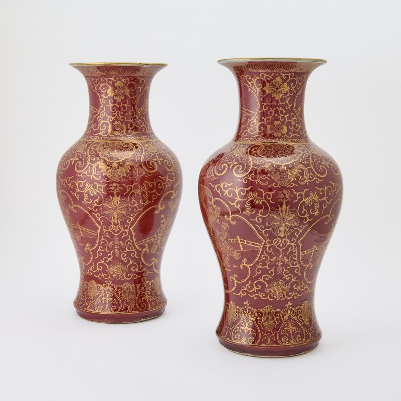 A Pair of Chinese Red Glazed Gilt-Decorated Porcelain Vases - 图3