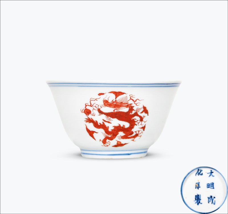 明晚期 青花矾红团龙纹茶圆 - 图1