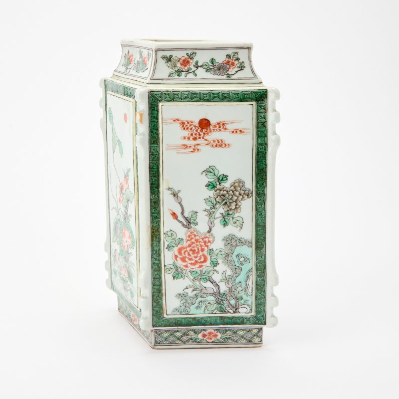 A Chinese Famille Verte Lozenge-Form Porcelain Vase - 图4