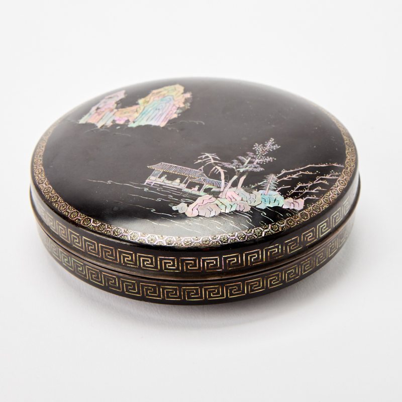 A Japanese Chinese-Style Shell-Inlaid Black Lacquer Box - 图3