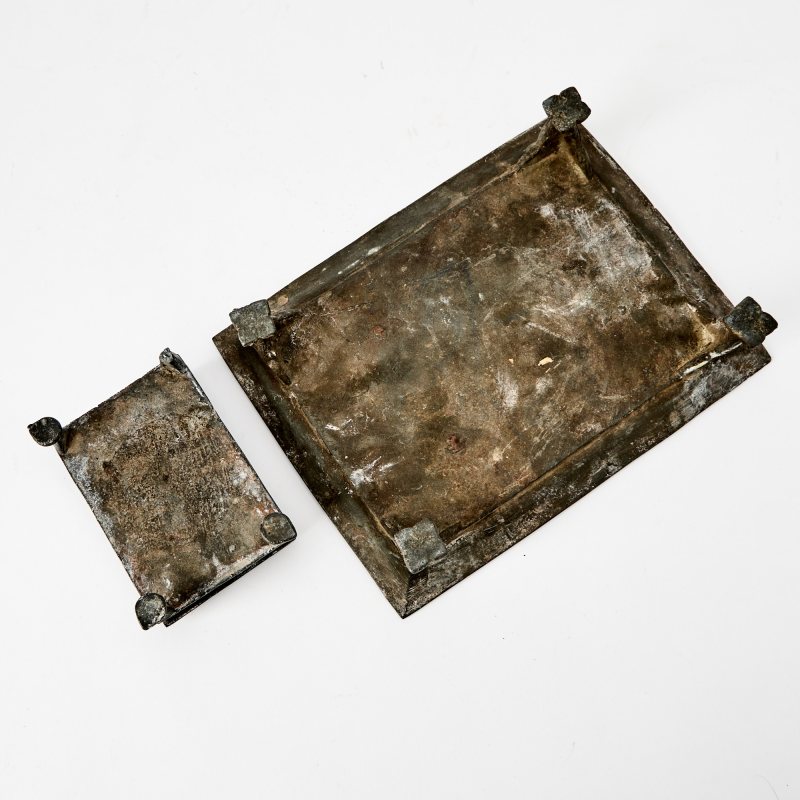 An Indian Silver-Inlaid Alloy Bidri Ware Tray and a Covered Footed Box - 图5