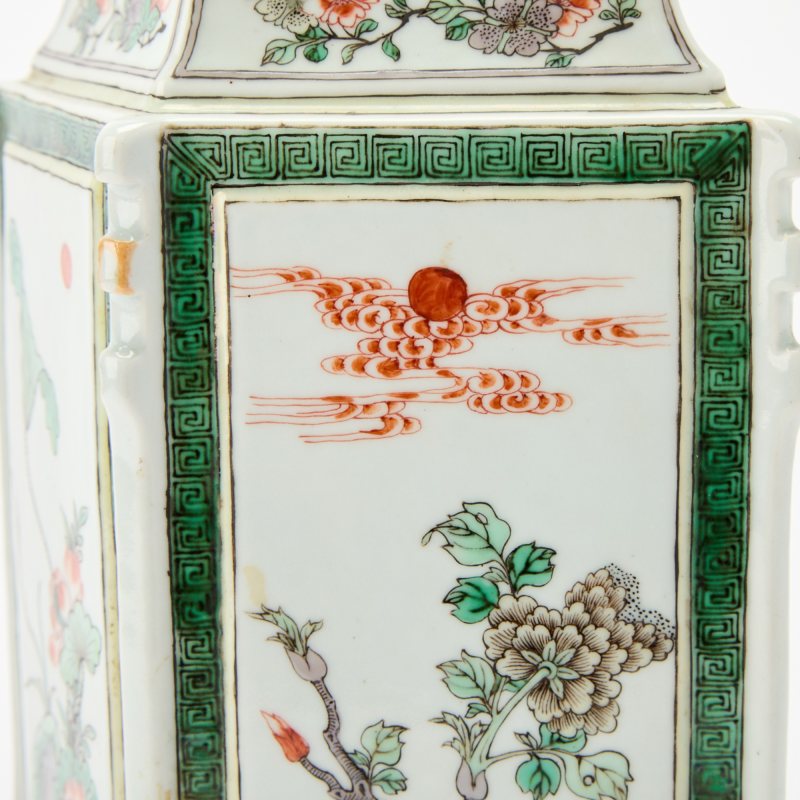 A Chinese Famille Verte Lozenge-Form Porcelain Vase - 图5