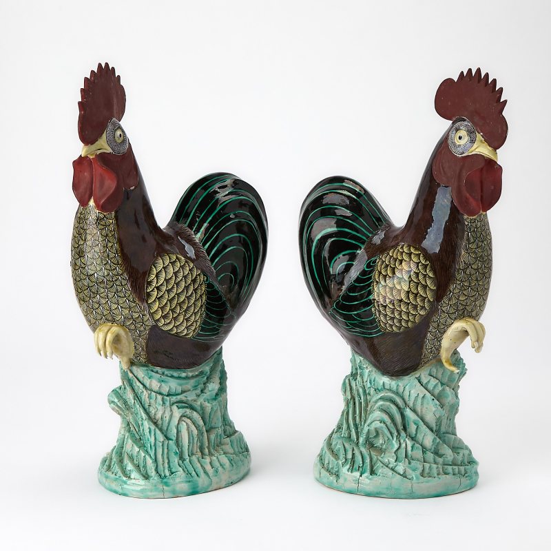 A Pair of Chinese Enameled Porcelain Roosters - 图3
