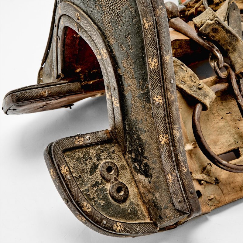 A Tibetan Wood, Inlaid Iron, and Shagreen Saddle - 图4