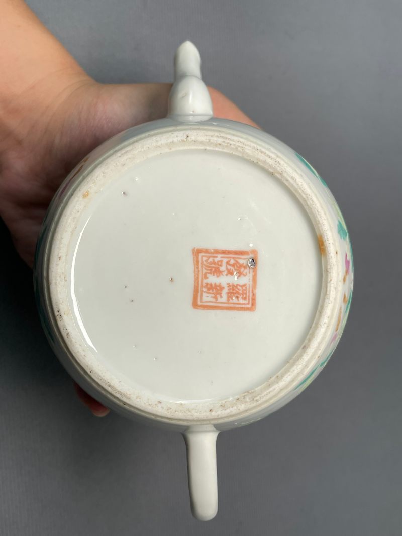 民国 粉彩“罗新发号”款花蝶纹茶壶 - 图20