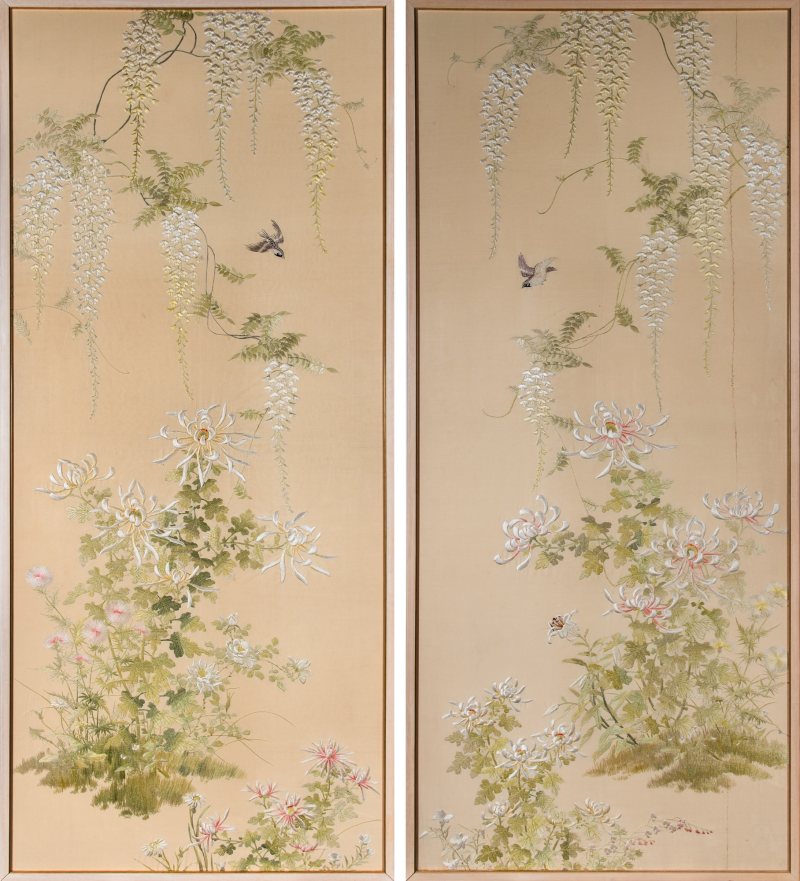 An Exceptionally Large Pair of Japanese Embroidered Silk Panels - 图1