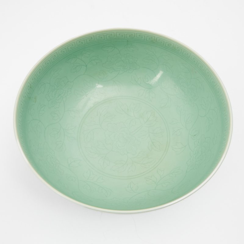 A Chinese Celadon Glazed Porcelain Bowl - 图2