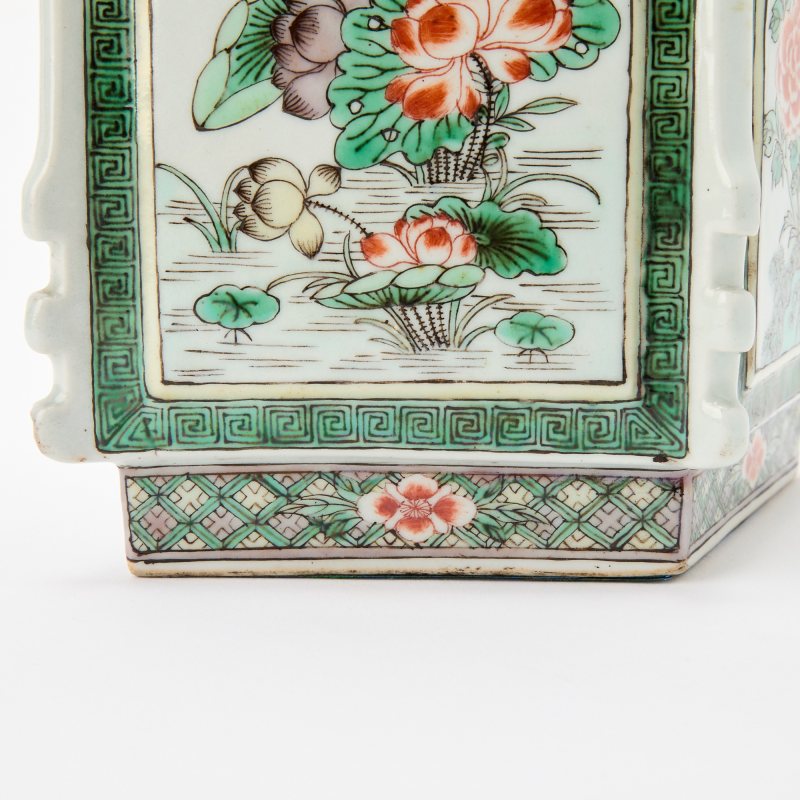 A Chinese Famille Verte Lozenge-Form Porcelain Vase - 图6