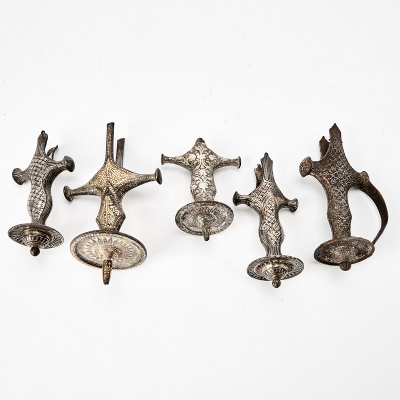 Five Indian Silver and Brass-Inlaid Alloy Bidri Ware Talwar Handles - 图1