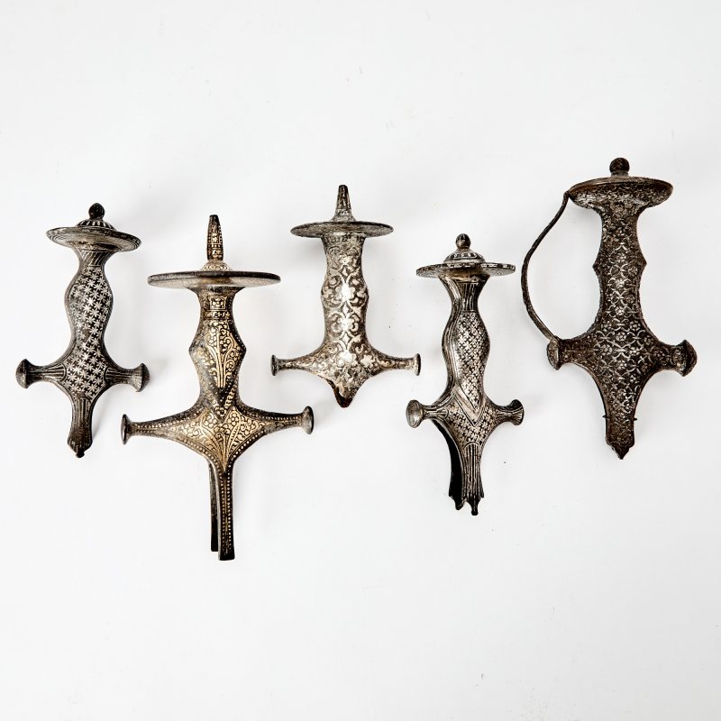 Five Indian Silver and Brass-Inlaid Alloy Bidri Ware Talwar Handles - 图2