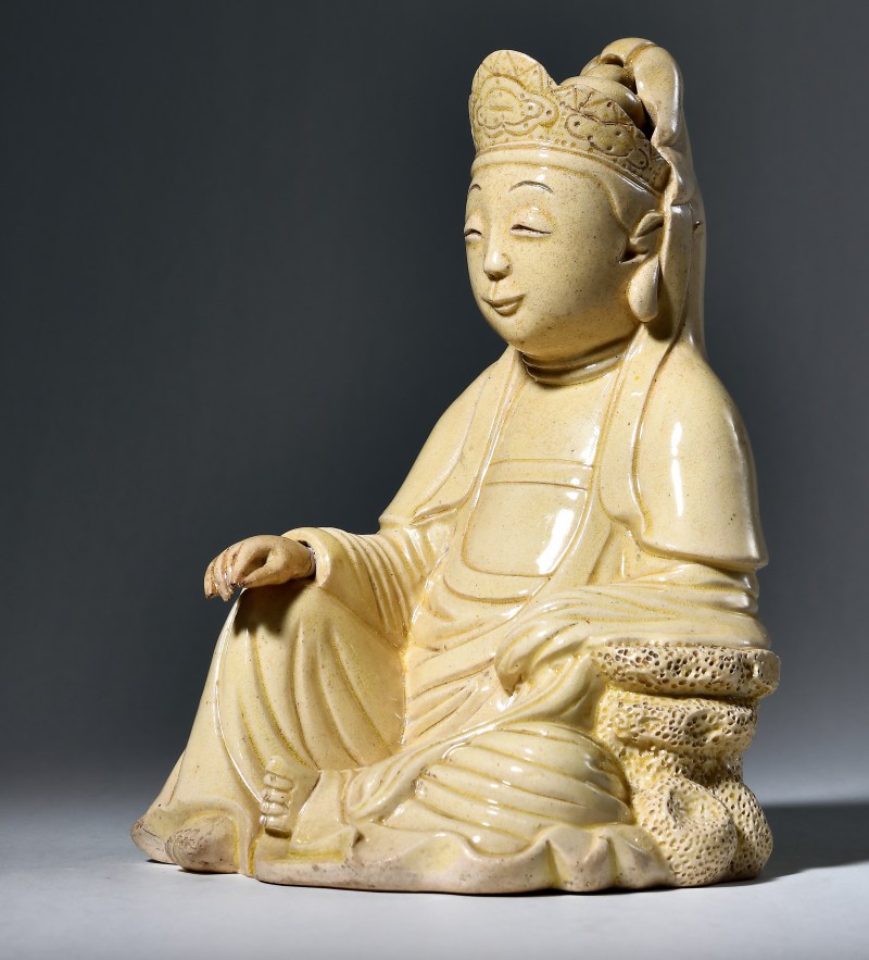 明 米黄釉观音座像