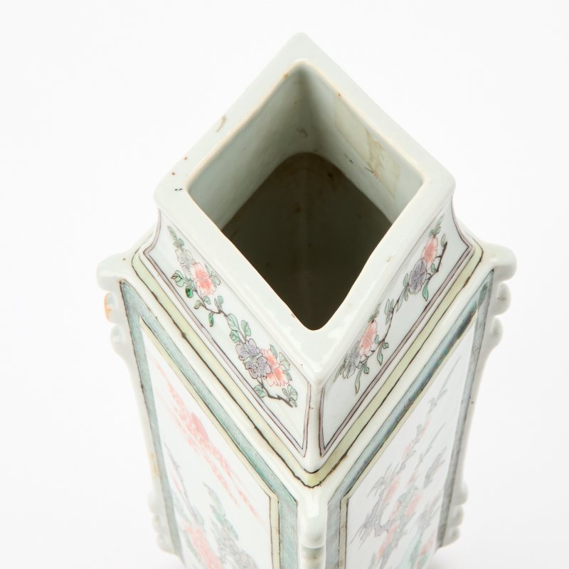 A Chinese Famille Verte Lozenge-Form Porcelain Vase - 图7