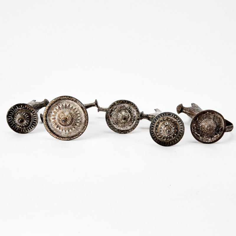 Five Indian Silver and Brass-Inlaid Alloy Bidri Ware Talwar Handles - 图3