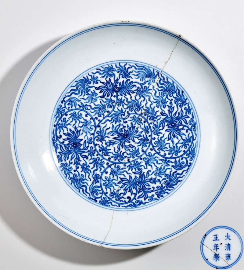 清雍正 青花缠枝苜蓿花纹大盘 - 图1