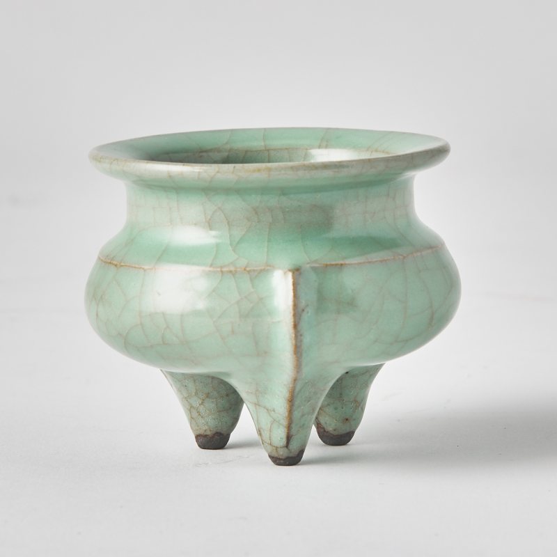A Chinese Longquan Guan-Type Tripod Censer - 图2