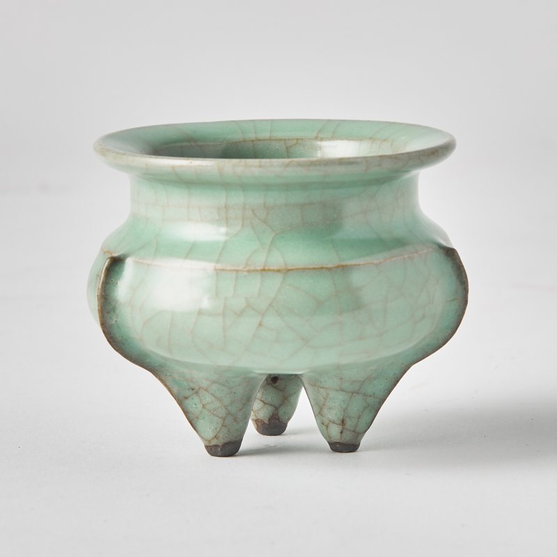 A Chinese Longquan Guan-Type Tripod Censer - 图3
