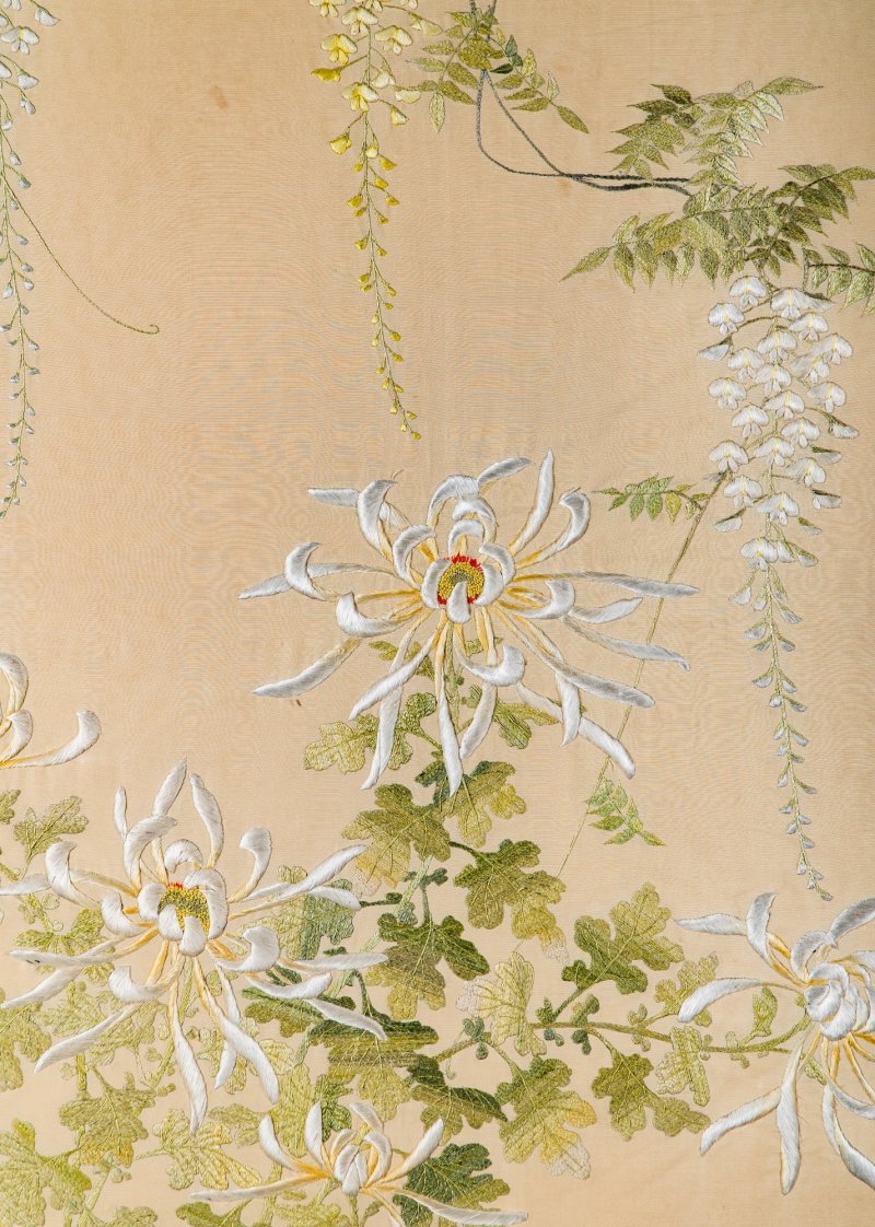 An Exceptionally Large Pair of Japanese Embroidered Silk Panels - 图4
