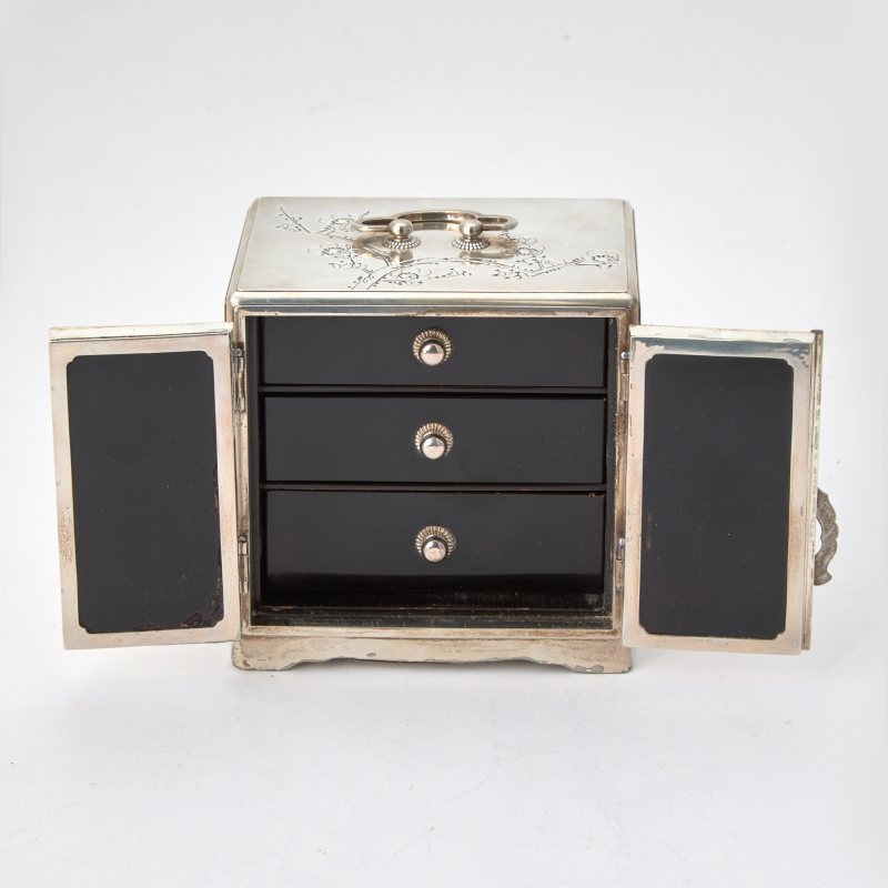 A Japanese Silver Miniature Cabinet - 图3