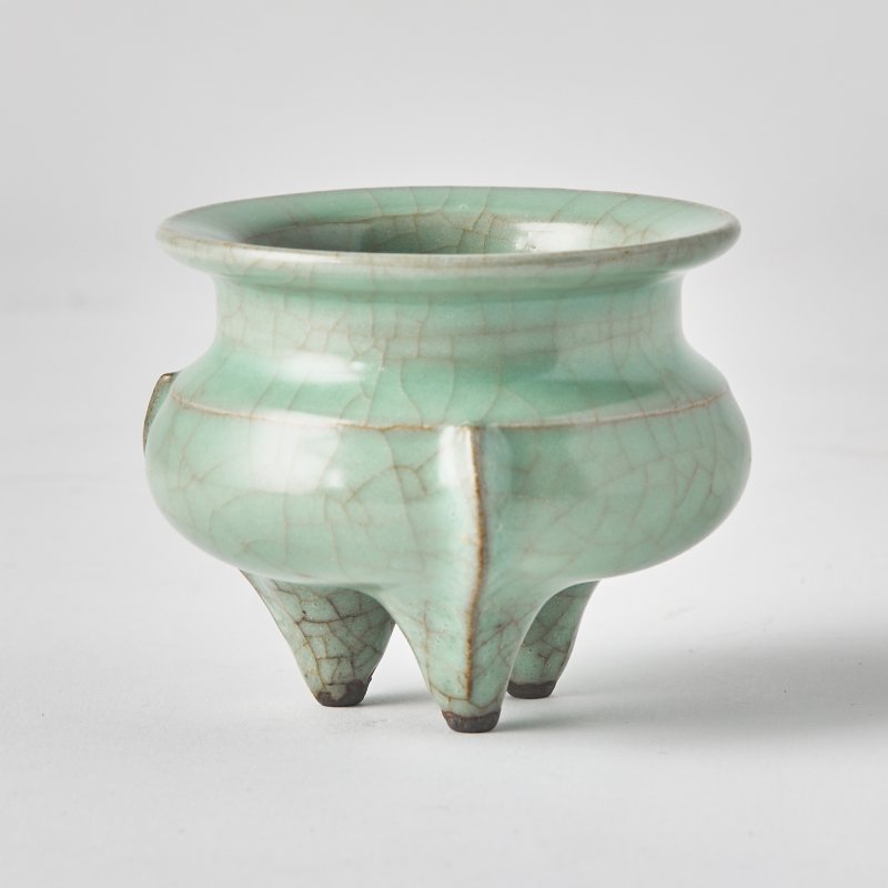 A Chinese Longquan Guan-Type Tripod Censer - 图4