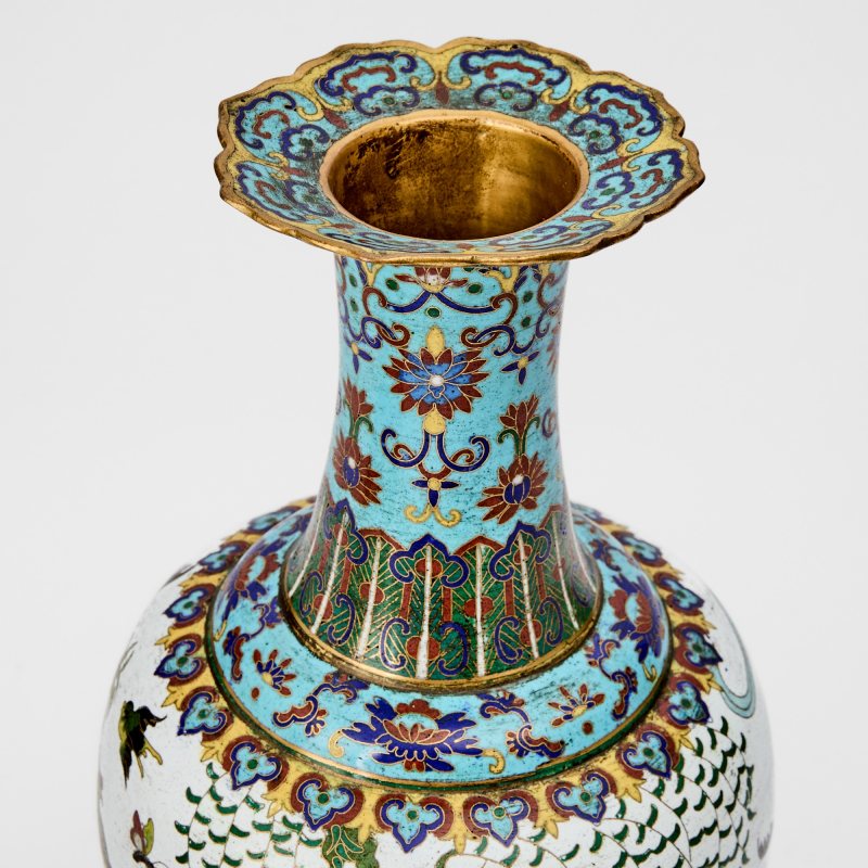 A Pair of Chinese Cloisonne Enamel Vases - 图2