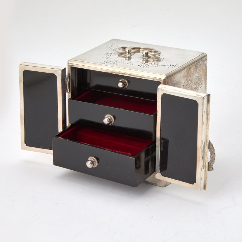 A Japanese Silver Miniature Cabinet - 图4