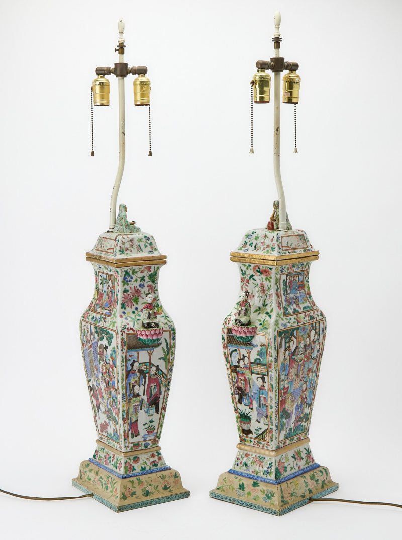 A Pair of Chinese Famille Rose Porcelain Vases - 图2
