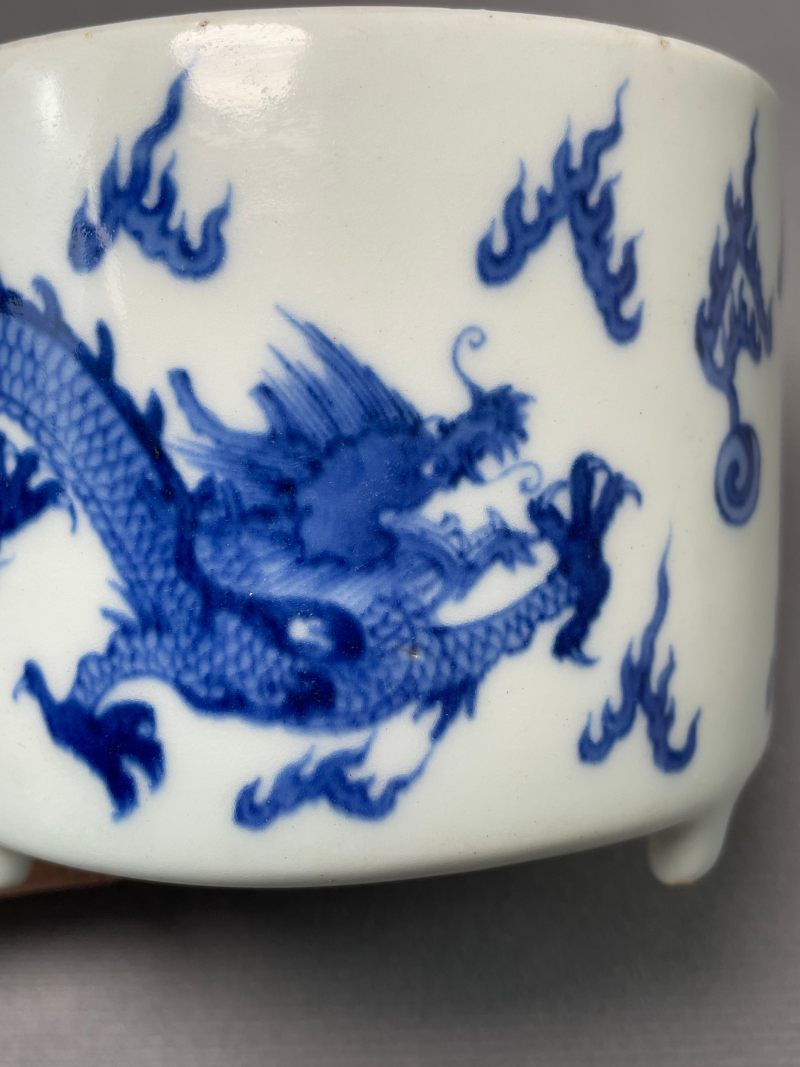 清中期 青花云龙纹三足炉 - 图11