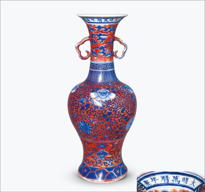 清晚期 珊瑚红地青花缠枝花卉纹云耳瓶