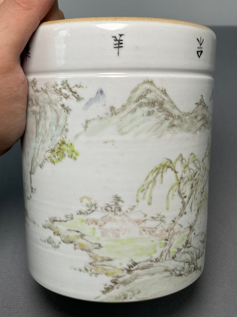 民国 浅绛彩山水人物图笔筒 - 图5