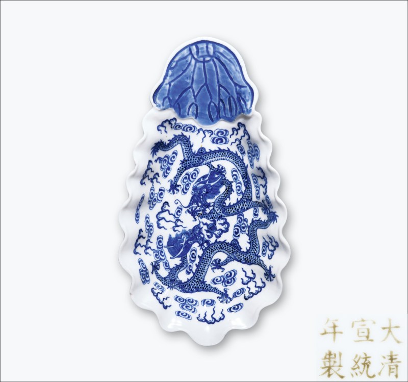 清宣统 内青花云龙纹外粉彩折枝花卉纹荷叶形盘