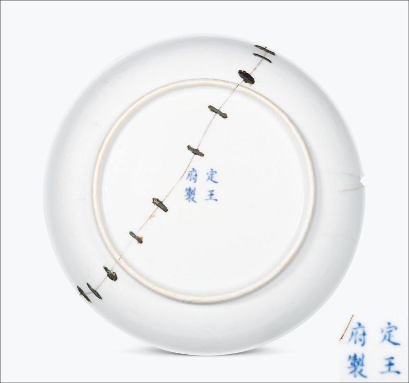 清道光 白釉暗刻水波纹盘
