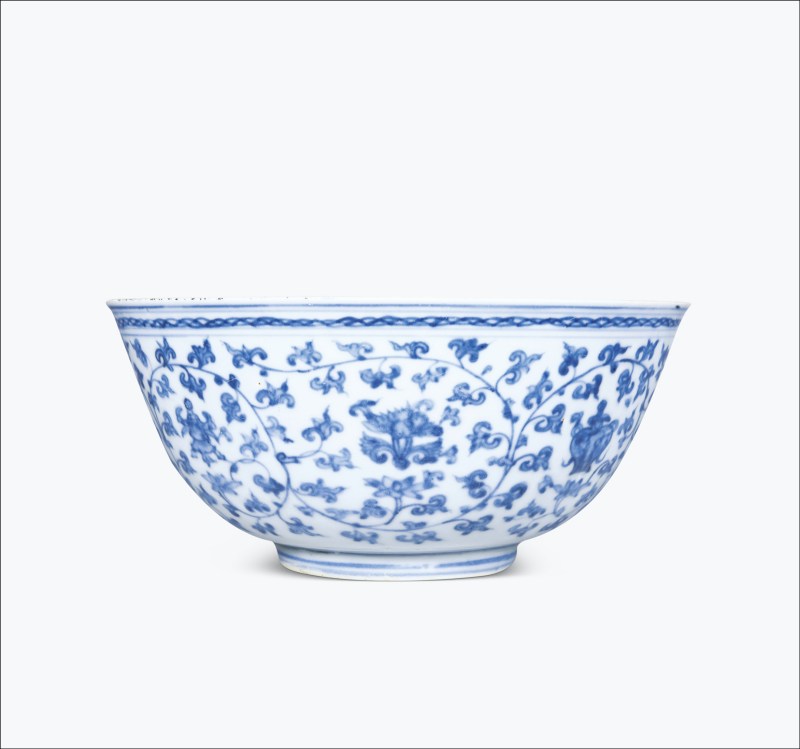 明中期 青花缠枝莲托八宝纹大碗