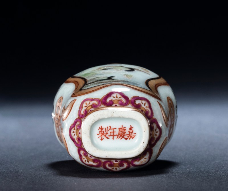 清嘉庆 珐琅彩开光飞鸣食宿纹鼻烟壶 - 图2