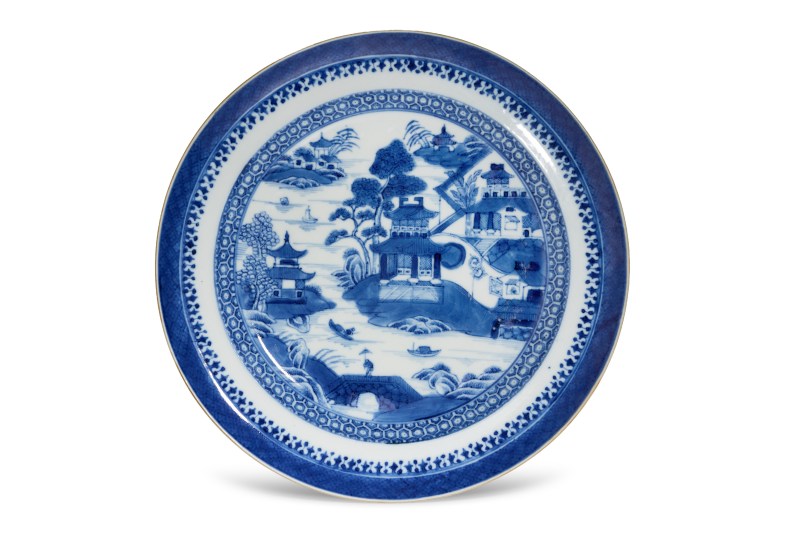清乾隆 青花山水楼阁图盘 - 图1