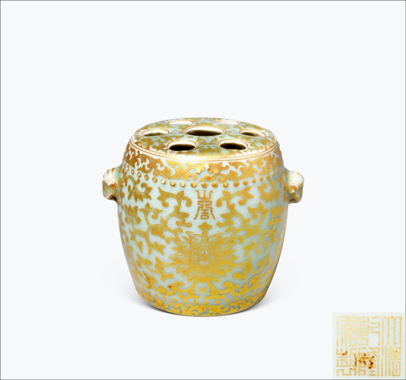 清乾隆 青釉描金缠枝莲寿字铺首小鼓钉花插