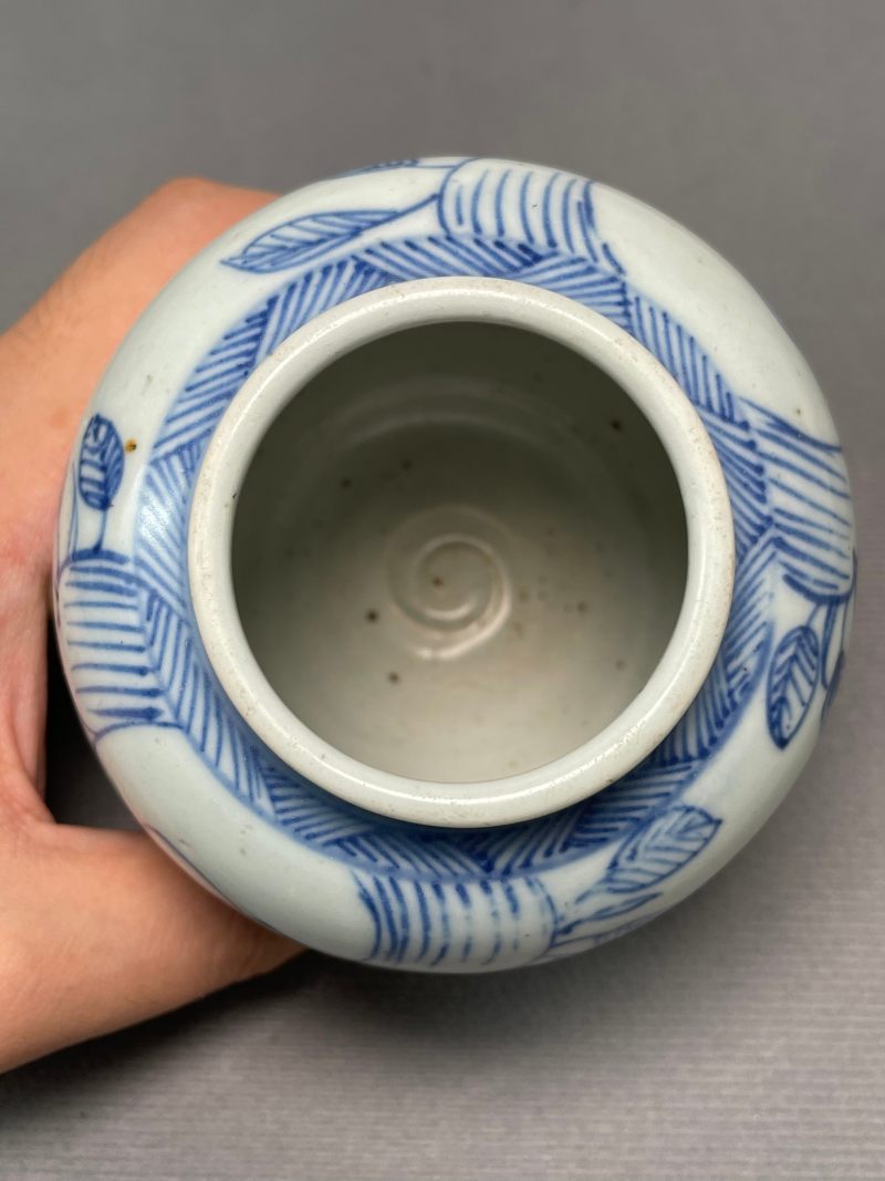明万历 青花铁线描高士图小罐 - 图11