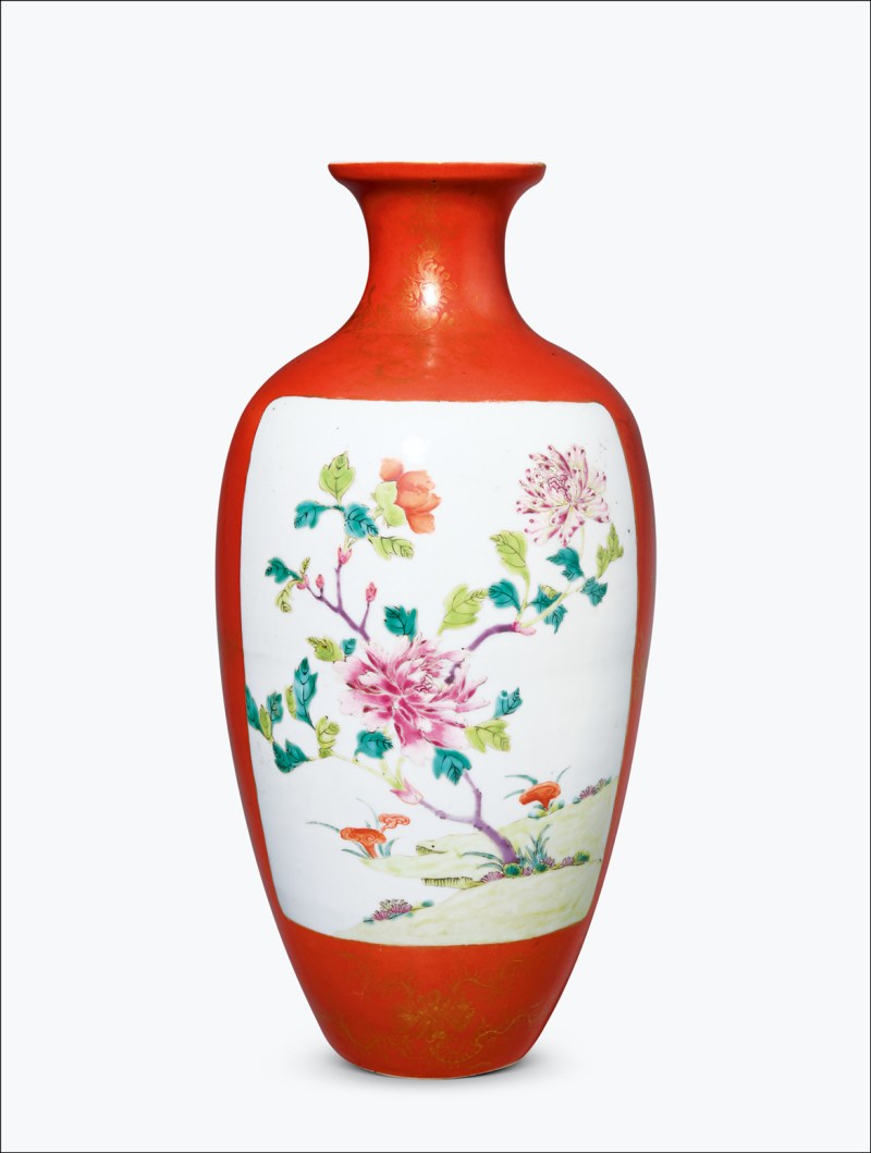 清乾隆 珊瑚红地描金花卉开光粉彩高士花卉纹瓶